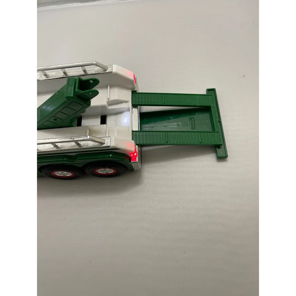 Hess Tow Truck Kids White‎ Green Plastic Classic 2019 Working Lights Collectible